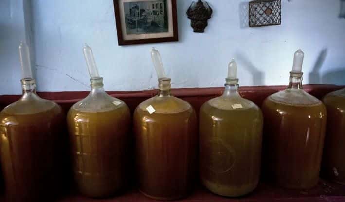 Botellones de Vino Casero en Cuba